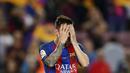 Striker Barcelona, Lionel Messi, tampak kecewa usai pertandingan melawan Eibar pada laga pekan terakhir La Liga di Camp Nou, Minggu (21/5/2017). Meski menang, Barcelona tetap gagal juara La Liga. (AP/Manu Fernandez)
