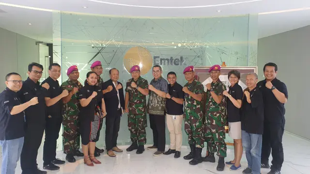 Kadispen Korps Marinir TNI Angkatan Laut (AL) Letkol Marinir Gugun Saiful Rachman bersama jajarannya berpose di studio Liputan6, SCTV Tower, Senayan, Jakarta. (Liputan6.com/Nanda Perdana Putra)