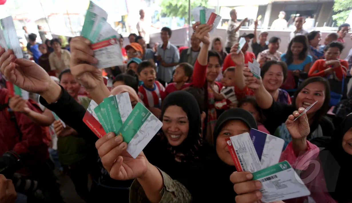 Warga memperlihatkan Kartu Indonesia Sehat (KIS) dan Kartu Keluarga Sejahtera (KKS) di Penjaringan, Jakarta, Rabu (13/5). Pembagian kartu itu untuk meningkatkan kualitas hidup, kesehatan serta pendidikan bagi masyarakat.(Liputan6.com/Faizal Fanani)
