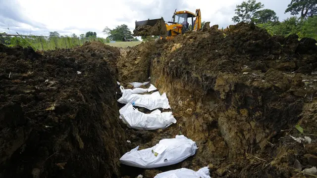 FOTO: Pemakaman Massal Imigran yang Tewas Saat Seberangi Celah Darien di Panama