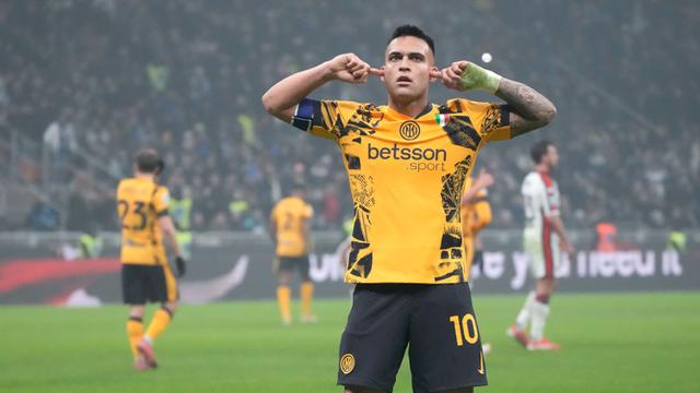Foto: Selebrasi Panjat Pagar Ala Lautaro Martinez, Inter Milan Bertengger di Puncak Klasemen Liga Italia
