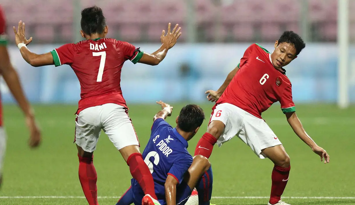 Aksi Evan Dimas Darmono saat melawan Kamboja U-23. (Bola.com/Arief Bagus)