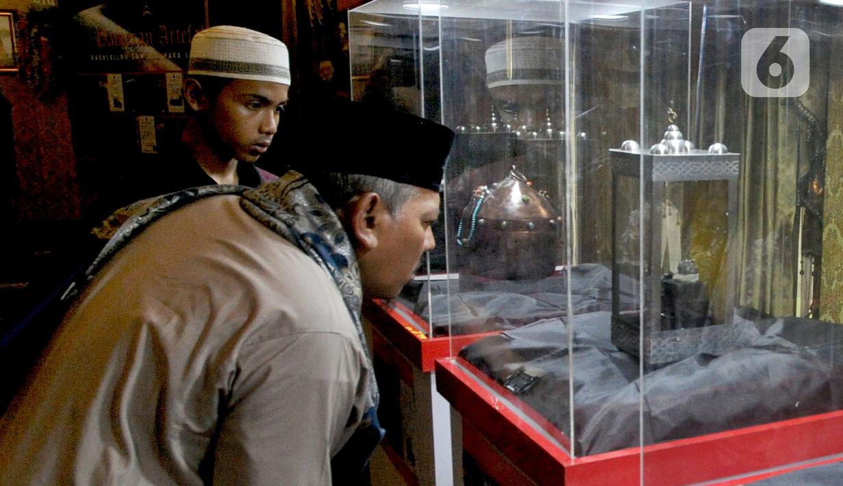 Pengunjung melihat-lihat benda saat Pameran Artefak Rasulullah dan Sahabat Nabi di Padepokan Welas Asih, Parung, Kabupaten Bogor, Jawa Barat, Minggu  (26/7/2020). Sebanyak 20 benda peninggalan Nabi Muhammad dan sahabatnya dipamerkan dalam acara ini. (merdeka.com/Arie Basuki)