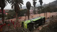 Sebuah bus wisata setelah mengalami kecelakaan di Lima, Peru, (9/10). Menurut petugas pemadam kebakaran, sedikitnya tujuh orang tewas setelah  bus wisata tersebut keluar jalur saat turun bukit di distrik Rimac. (AFP Photo/Andina/Ho)