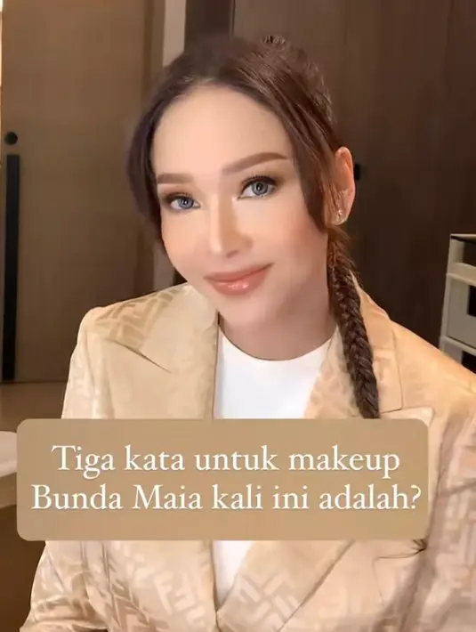 Bagian kelopak matanya diaplikasikan eyeshadow nuansa coklat yang lembut. Sementara pipi dan bibirnya diaplikasikan rona coral yang segar. [@dean_818/maiaestiantyreal]