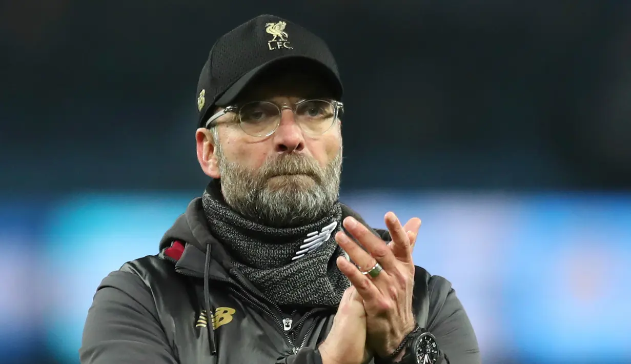 Pelatih Liverpool, Jurgen Klopp menyapa fans usai pertandingan melawan Manchester City pada lanjutan Liga Inggris di stadion Etihad (3/1). Manchester City berhasil mengalahkan Liverpool dengan skor tipis 2-1. (AP Photo/Jon Super)