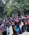 Suasana TPU Ujung Berung, Rabu (30/03/16) ramai dipenuhi pengunjung untuk melayat mendiang kepergian ayahanda Ariel Noah. (Adrian Putra/Bintang.com)