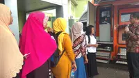 Emak-Emak di Bogor bingung cairkan dana PKH via ATM. (Liputan6.com/Achmad Sudarno)