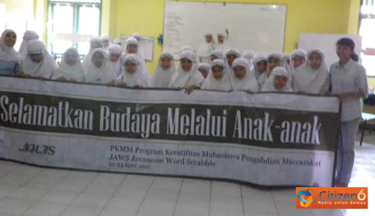 Citizen6, Surabaya: Mahasiswa ITS, Jurusan Teknik Kimia, dalam program kreatifitas mahasiswa pengabdian masyarakat (PKMM) membuat permainan yang bernama Jaws (Javanesse World Scrabble).(Pengirim: Widhy Roviantika)