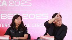 Direktur Utama PT Aviasi Pariwisata Indonesia (InJourney) Maya Watono (kiri) menyampaikan bahwa seluruh persiapan penyelenggaraan MotoGP Mandalika 2025 telah rampung 100 persen. (Bola.com/M Iqbal Ichsan)