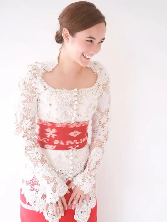 Melalui akun Instagram, Chelsea Islan sendiri beberapa kali mengunggah foto dalam balutan kebaya. Kebaya berwarna putih yang dipadukan dengan kain batik merah ini pun membuatnya terihat memesona. (Liputan6.com/IG/@chelseaislan)