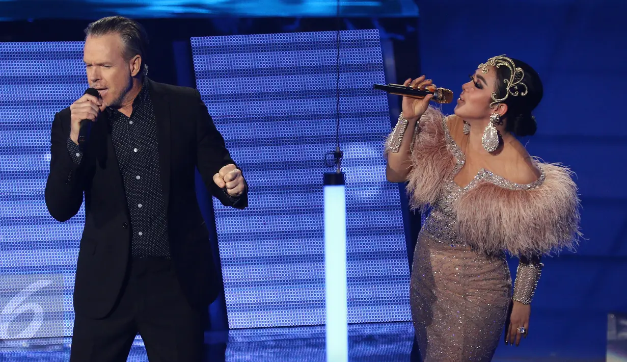 Penampilan Rick Price dan Syahrini di panggung Konser Raya 22 Indosiar, Jakarta, Rabu (11/1). Selain menghadirkan musisi papan atas Indonesia Konser Raya 22 Indosiar juga menghadirkan musisi internasional. (Liputan6.com/Herman Zakharia)
