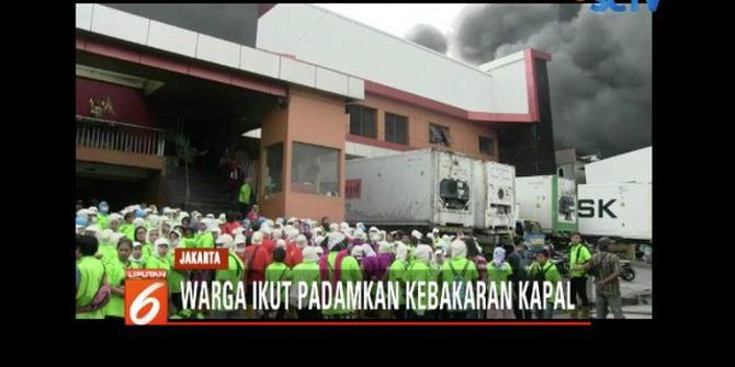 Kepanikan Karyawan di Sekitar Lokasi Kebakaran Kapal Muara Baru