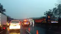Arus kendaraan Bandung-Jakarta tersendat akibat kecelakaan bus Primajasa dengan truk di Tol Purbaleunyi kilometer 111. (Twitter/@jonis27)