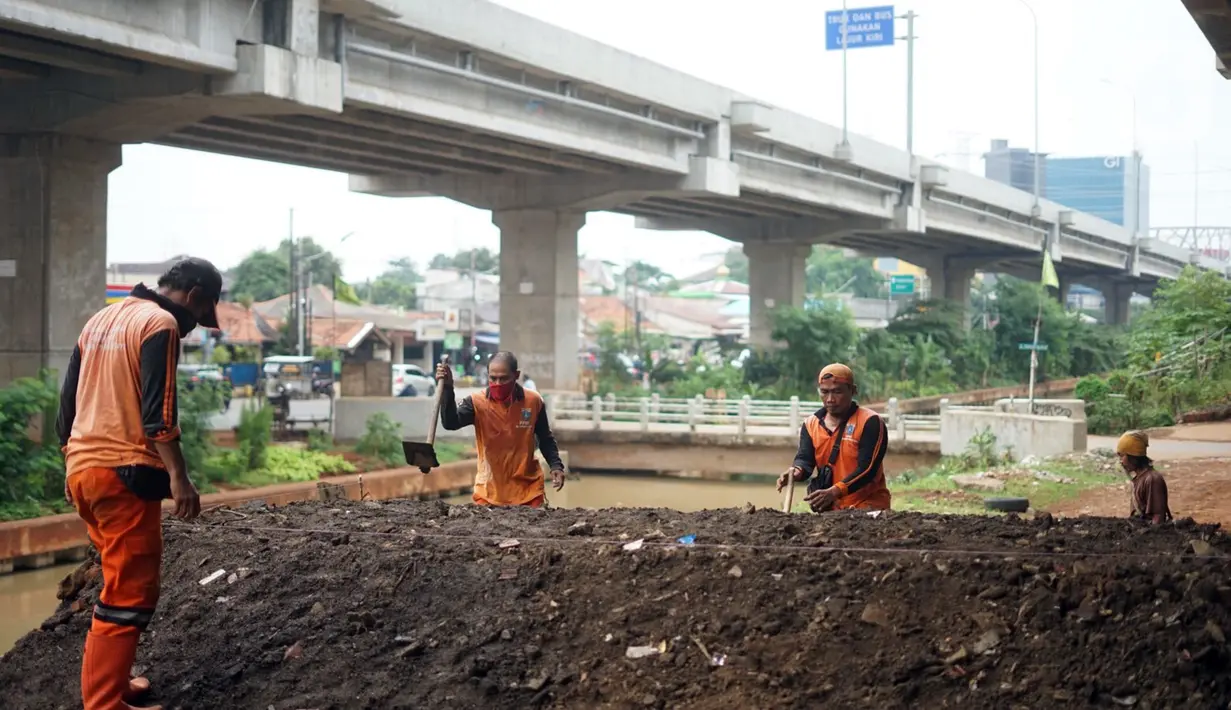 Petugas Penanganan Prasarana dan Sarana Umum (PPSU) menyelesaikan pembangunan Taman Pilar Jati di Cipinang Melayu, Jakarta, Selasa (27/10/2020). Area yang dilengkapi taman lalu lintas serta sarana bersepeda tersebut untuk mempercantik lahan tidur di kolong tol. (Liputan6.com/Immanuel Antonius)