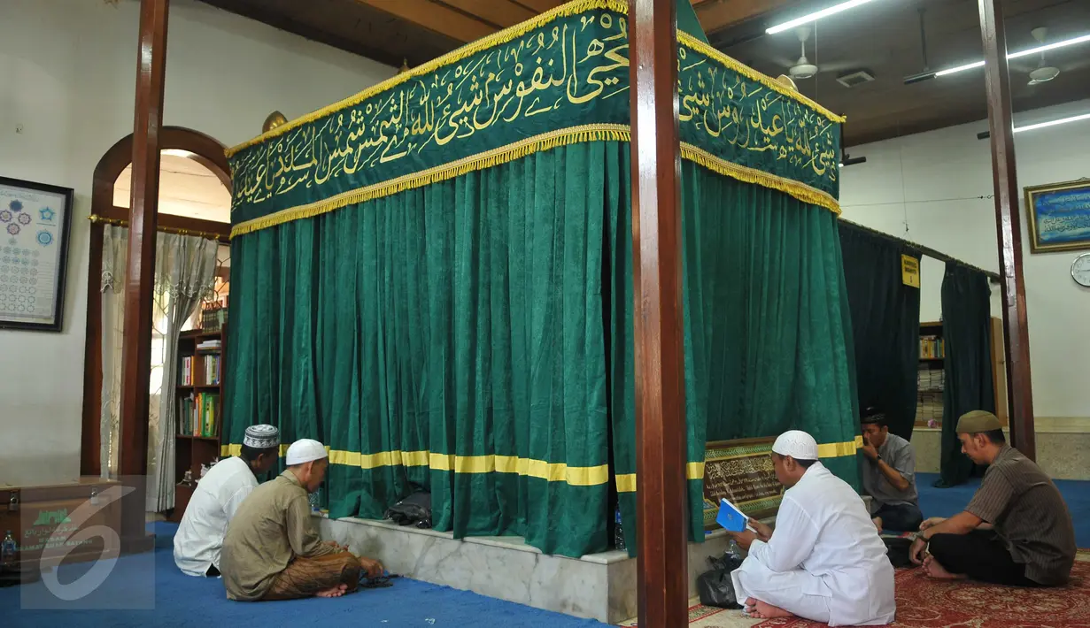 Para pengunjung saat berdoa di makam Al Habib Husein bin Abubakar bin Abdillah Al 'Aydrus, Masjid Luar Batang di daerah Pasar Ikan, Jakarta Utara, (1/4). Masjid ini sering didatangi peziarah dari berbagai pelosok tanah air. (Liputan6.com/Gempur M Surya)
