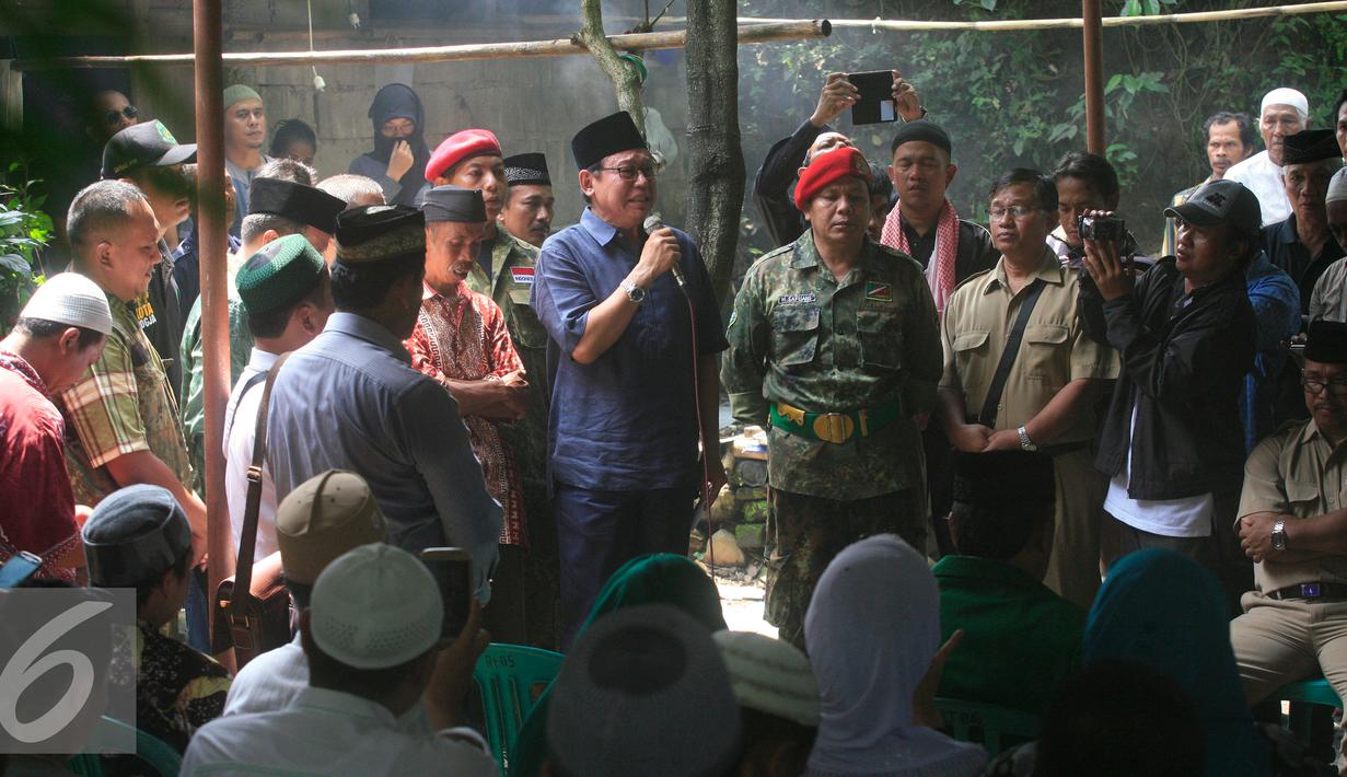 Suasana diruma duka Didin Bolewan di Mlati,Sleman, Yogyakarta (18/4). Didin meninggal saat konvoi bersama ribuan massa simpatisan PPP asal Yogyakarta dan Jawa Tengah. (Liputan.com/Boy Harjanto)