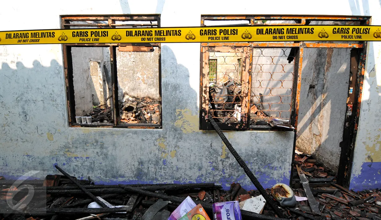 Kondisi salah satu sisi Kantor Komisi Nasional Perlindungan Anak pasca terbakar, Jakarta, Senin (29/6/2015). Hingga kini, aparat kepolisian masih terus menelusuri penyebab terjadinya kebakaran. (Liputan6.com/Yoppy Renato)