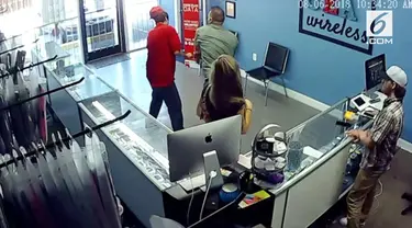 Sebuah rekaman video pemukulan yang dilakukan seorang pria terhadap pengunjung toko ponsel di Lincolnton. Ia kesal karena pengunjung tersebut menatap bokong kekasihnya.