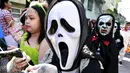 Siswa sekolah Brainshire Sains memakai kostum Scream selama parade halloween di kota Paranaque, Filipina, Jumat (30/10/2015). Anak - anak ini ikut merayakan halloween yang dirayakan setiap akhir bulan oktober. (REUTERS/Romeo Ranoco)