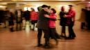 Sepasang lansia menari di Stasiun Kereta Bawah Tanah Teatralna, Kiev, Ukraina, 5 Maret 2023. Puluhan pensiunan menari selama lebih dari dua jam dalam acara akhir pekan yang telah berlangsung selama puluhan tahun dan hanya sempat terganggu oleh invasi Rusia ke Ukraina. (AP Photo/Vadim Ghirda)