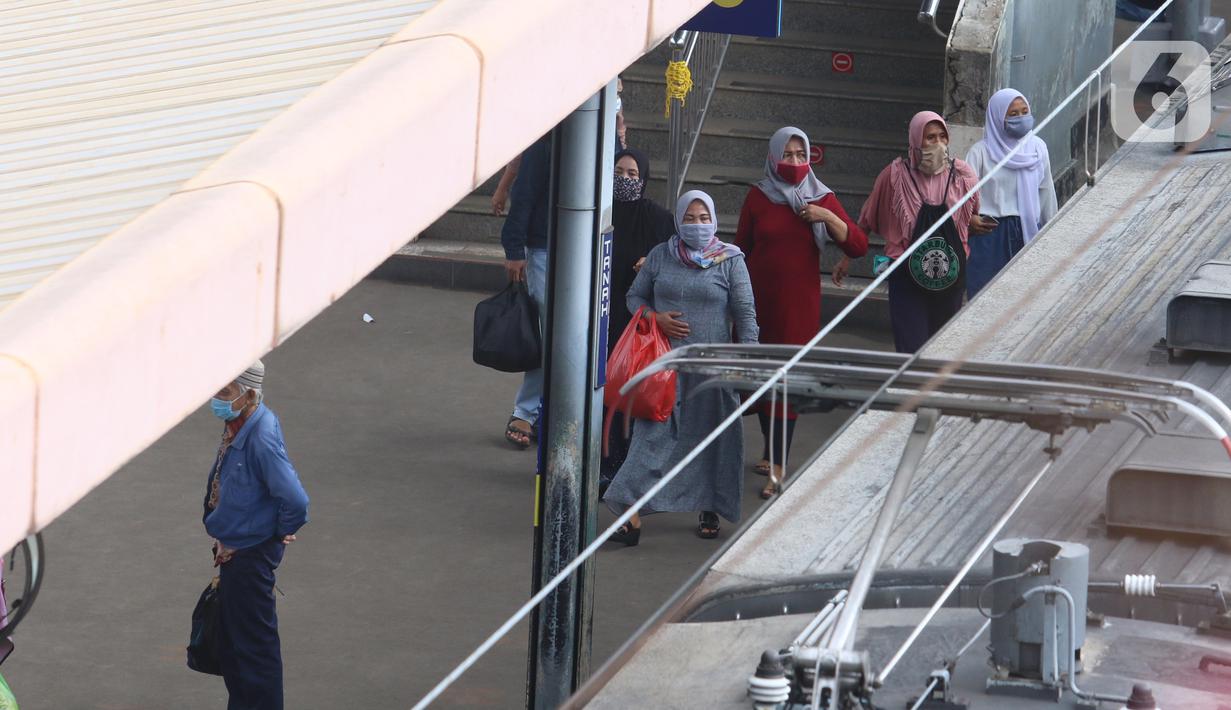 Calon penumpang menunggu KRL di Stasiun Tanah Abang, Jakarta, Kamis (7/1/2021). Pemerintah melakukan pembatasan kapasitas dan operasional transportasi umum seiring diterapkannya kebijakan Pembatasan Kegiatan Masyarakat (PKM) pada 11-25 Januari 2021 di Jawa dan Bali. (Liputan6.com/Angga Yuniar)