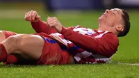 Striker Atletico Madrid Fernando Torres pingsan saat timnya menghadapi Deportivo La Coruna pada laga La Liga di Stadion Riazor. (AFP/Miguel Riopa)