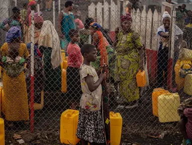 Para pengungsi mengambil air di kamp pengungsi internal Kashaka di pinggiran kota Goma, Republik Demokratik Kongo pada 3 Februari 2025. (Jospin Mwisha/AFP)