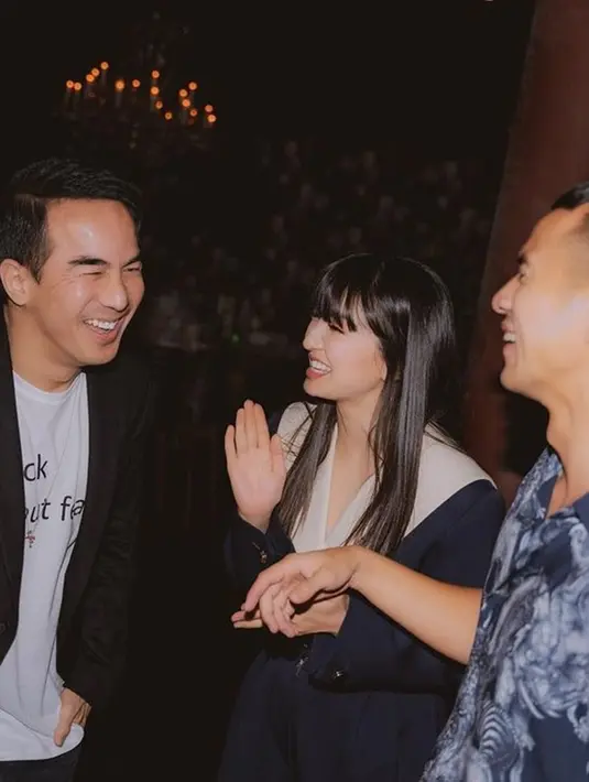 Dari beberapa foto yang terunggah, warganet dibuat salah fokus dengan kehadiran aktor tampan, Herjunot Ali. Berfoto dengan Raline Shah, banyak yang berharap dua seleb yang pernah tampil satu frame di film 5 CM ini bisa berpacaran. Kehadiran Herjunot Ali pun berhasil bikin baper.(Liputan6.com/IG/@ralineshah)