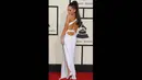 Ariana Grande tampak sangat seksi dalam balutan gaun yang yang memamerkan punggungnya saat menghadiri ajang Grammy Awards ke-57 di Staples Center, Los Angeles, AS, Minggu (8/2/2015). (AFP PHOTO/VALERIE MACON) 