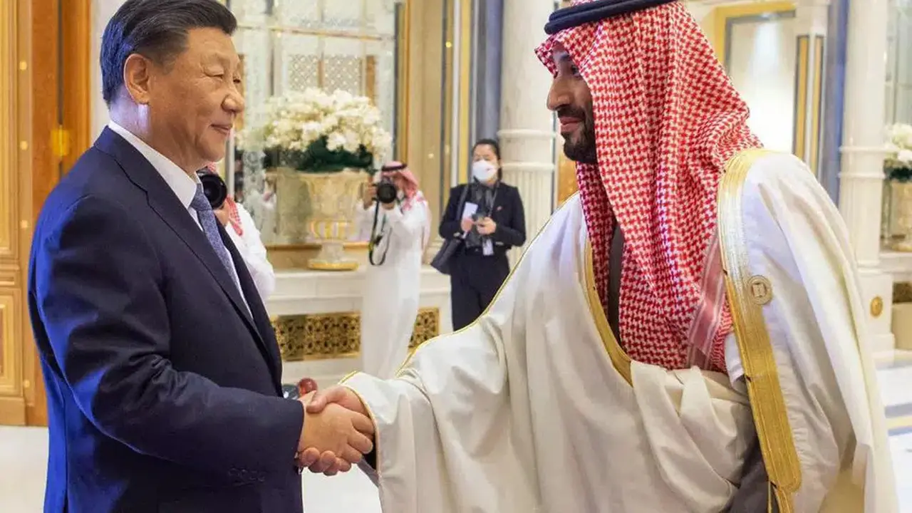 Putra Mahkota Saudi dan Perdana Menteri Mohammed bin Salman, kanan, menyapa Presiden China Xi Jinping, selama Gulf Cooperation Council (GCC) Summit (KTT Dewan Kerjasama Teluk), di Riyadh, Arab Saudi. (SPA/AP)