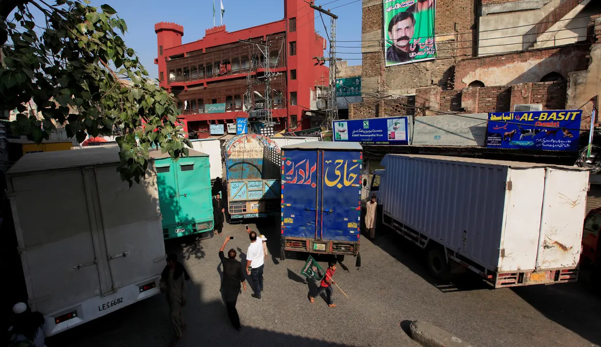 Sejumlah truk memblokade jalan raya selama demo di Rawalpindi, Pakistan (28/10). (Reuters/Faisal Mahmood)