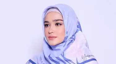 Biasa tampil dengan rambut panjang yang di urai, ketika berhijab, Yasmin Wildblood juga tak kalah menawan. Wanita kelahiran 11 Maret 1993 ini juga mendapatkan banyak pujian saat mengunggah potret berhijab. (Liputan6.com/IG/yaswildblood)