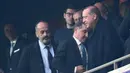 Presiden Turki Recep Tayyip Erdogan (kanan) tiba untuk menyaksikan pertandingan antara Besiktas JK melawan FC Porto pada Grup G Liga Champions di Vodafone Park di Istanbul (21/11). Besiktas dan Porto bermain imbang 1-1. (AFP Photo/Ozan Kose)