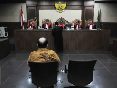 Kasubdit Kasasi Perdata MA Andri Tristianto Sutrisna saat menjalani sidang perdana di Pengadilan Tipikor, Jakarta, (23/6).  Andri ditangkap KPK lantaran menerima suap dari pihak berperkara yaitu Ichsan Suaidi dan pengacaranya. (Liputan6.com/Helmi Afandi)