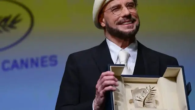 Baret Ikonik John Travolta Jadi Simbol Debut Sutradara di Cannes