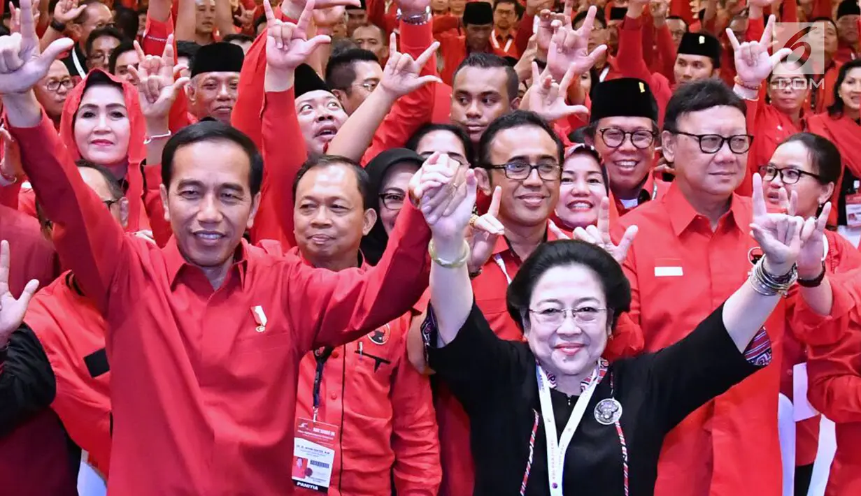 Presiden Jokowi bersama Ketua Umum PDIP Megawati Soekarnoputri dan sejumlah kader berpose bersama saat Rakernas PDIP III Tahun 2018 di Badung, Bali, Jumat (23/2). PDIP resmi mengusung Jokowi sebagai capres 2019-2024. (Liputan6.com/Pool/Biro Pers Setpress)