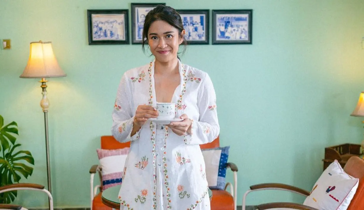 Kerap menggunakan kebaya di berbagai kesempatan, wanita kelahiran 16 Maret 1982 ini turut berpartisipasi dalam pengajuan kebaya ke UNESCO sebagai warisan budaya dunia tak benda. Dirinya pun turut mengajak para penggemar dan masyarakat luas melalui akun Instagram pribadinya. (Liputan6.com/IG/@therealdisastr)