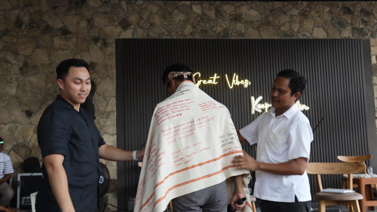 Muhammad Zinedine Alam atau Alam Ganjar saat dikalungi kain Tenun Harapan oleh anak muda Sumba Timur, NTT, Rabu 7 Februari 2024. (Foto: Liputan6.com/Ola Keda)