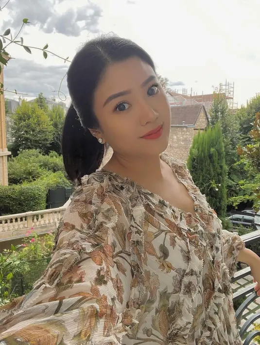 Valencia Tanoesoedibjo berfoto selfie mengenakan dress coeklat bermotif floral yang cantik. Rambutnya dikuncir kuda dengan riasan wajah minimalis namun memesona. [Foto: Instagram/valenciatanoe]