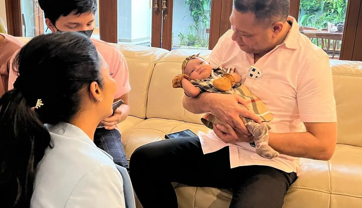 Raul Lemos Gendong Baby Ameena (Instagram/krisdayantilemos)