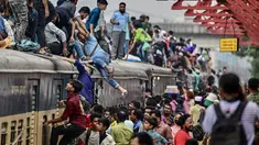Orang-orang menaiki kereta api di stasiun kereta Tongi saat mereka dalam perjalanan pulang menjelang Idul Adha, di Tongi di pinggiran Dhaka, Bangladesh, Jumat (14/6/2024). (MUNIR UZ ZAMAN / AFP)
