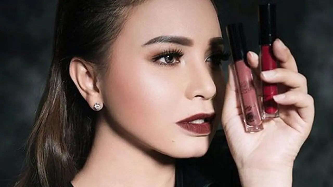 Rossa pilih bisnis lipstik/copyright: instagram/itsrossa910