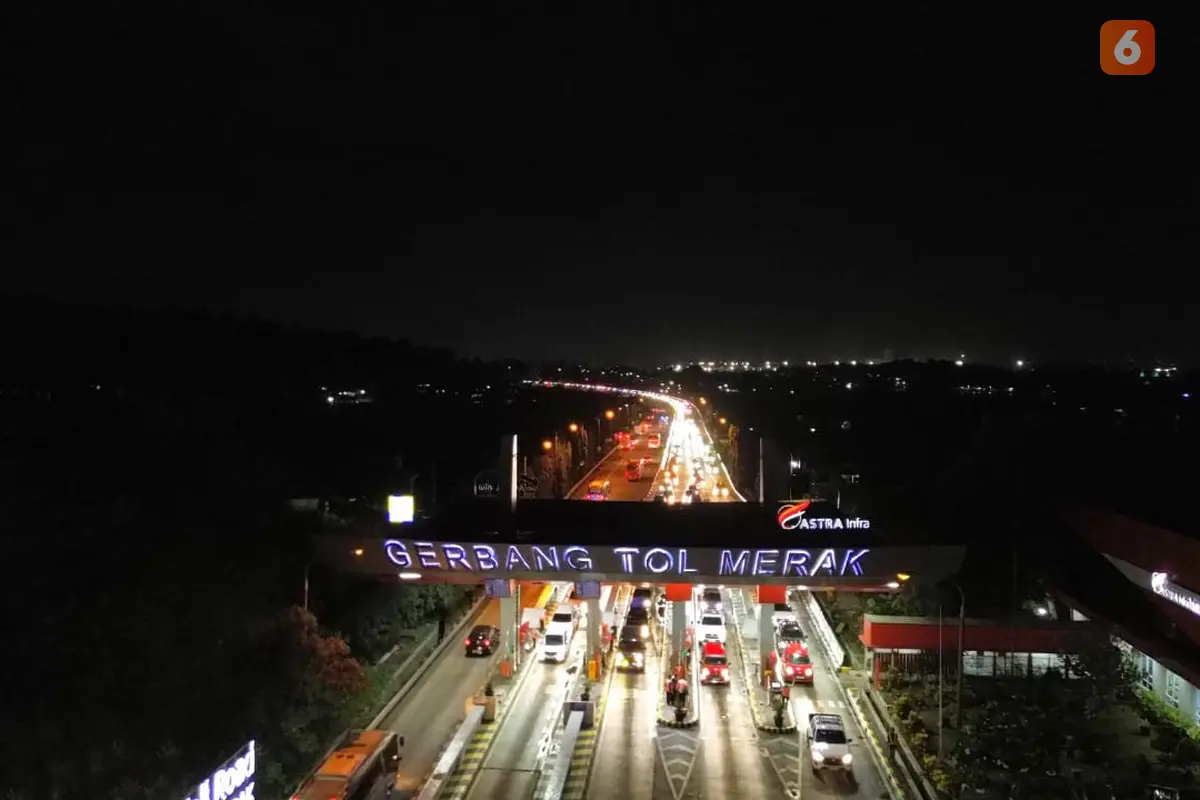 Antrean Kendaraan Pemudik di GT Merak, Cilegon, Banten. (Kamis, 27 Maret 2025). (Yandhi Deslatama/Liputan6.com).