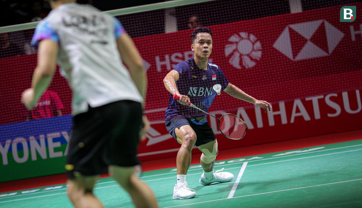 <p>Tunggal putra Indonesia, Anthony Sinisuka Ginting berusaha mengembalikan bola di depan net saat menghadapi wakil Singapura, Loh Kean Yew pada babak perempatfinal Daihatsu Indonesia Masters 2024 di Istora Senayan, Jakarta, Jumat (26/1/2024). Anthony Ginting menang dua game langsung dengan skor 21-17, 21-19. (Bola.com/Bagaskara Lazuardi)</p>