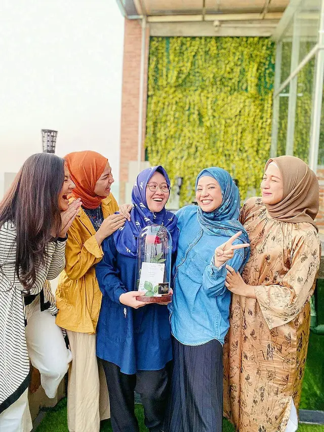 Hamil Anak Ke-3, Ini 6 Potret Nina Zatulini Pamer Baby Bump