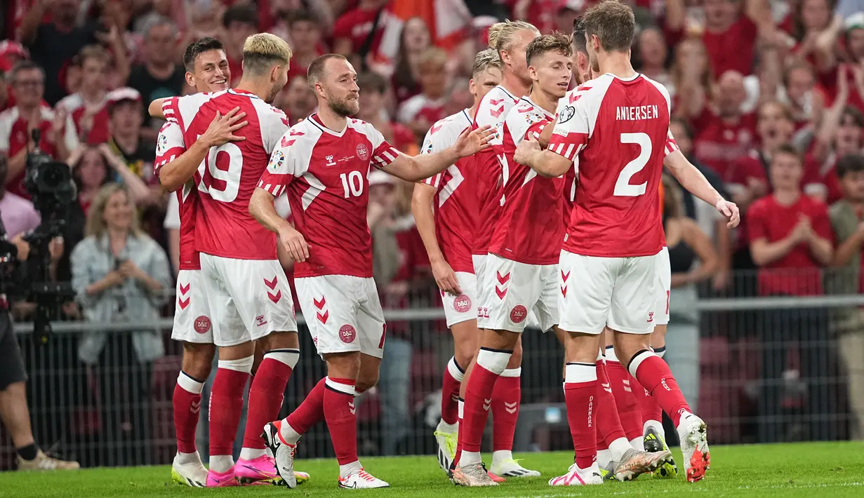 Para pemain Timnas Denmark merayakan gol kedua ke gawang san Marino yang dicetak Joakim Maehle pada laga matchday kelima Grup H Kualifikasi Euro 2024 di Copenhagen, Denmark, Jumat (8/9/2023) dini hari WIB. (AFP/Ritzau Scanpix/Mads Claus Rasmussen)