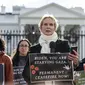 Aktris dan aktivis AS Cynthia Nixon, bergabung dengan legislator dan aktivis negara bagian, melancarkan mogok makan yang menyerukan gencatan senjata permanen di Gaza, di depan Gedung Putih di Washington, DC, pada 27 November 2023. (JIM WATSON / AFP)