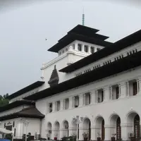 Meskipun hanyalah sebuah isapan jempol belaka, berbagai mitos yang ada di Kota Bandung ini justru menarik untuk disimak.
