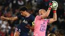 <p>Kiper Troyes, Jessy Moulin (kanan) meraih bola di sebelah bek Paris Saint Germain (PSG) Marquinhos pada matchday ke-36 Ligue 1 musim 2021-22 di Parc de Princes pada laga lanjuta Ligue 1, Senin (9/5/2022) dini hari WIB. PSG harus puas meraih hasil imbang 2-2 saat menjamu klub papan bawah, Troyes. (FRANCK FIFE / AFP)</p>